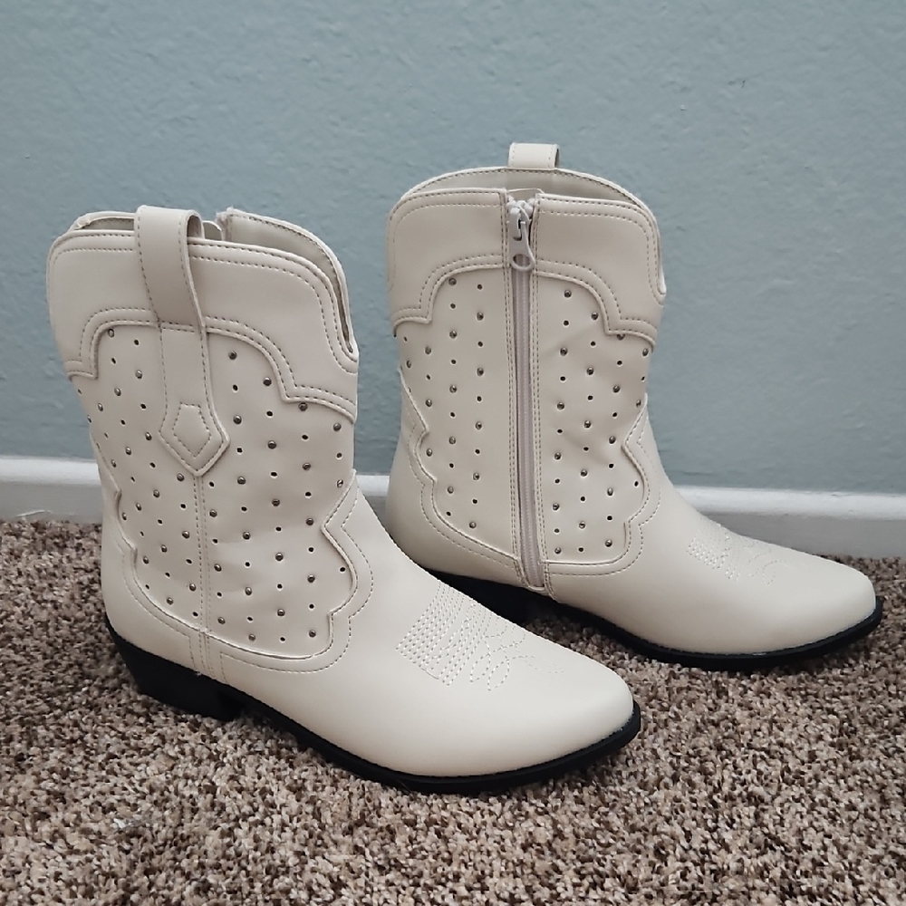 Art Class White Cowgirl Boots NWOT